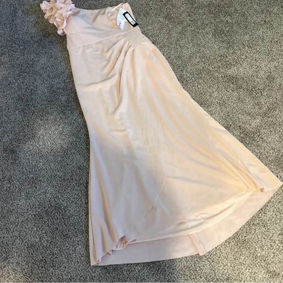 One should formal dress - Picture 5 of 6